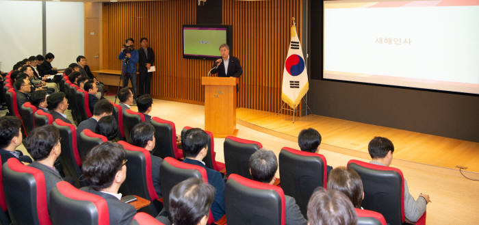 박성하 SK(주)C&C 사장이 직원 대상 신년사를 전하고 있다. SK(주) C&C 제공