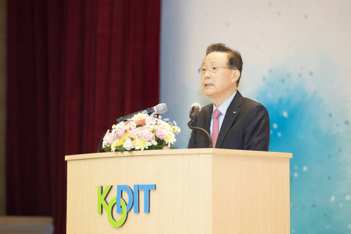 윤대희 신용보증기금 이사장이 2일 대구 본점에서 열린 2020년도 신용보증기금 시무식에서 신년사를 발표하고 있다.