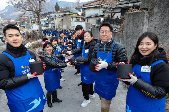 2일 오전 서울 노원구 중계본동 백사마을에서 정지선 현대백화점그룹 회장(오른쪽 두번째)과 임직원 및 고객 봉사단이 릴레이 연탄 나눔에 참여하고 있다.