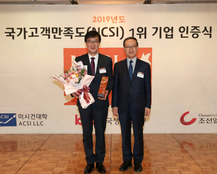 영남이공대가 2013년 이후 지난해까지 7년 연속 NCSI 1위 기록을 세웠다. 박재훈 영남이공대 총장(왼쪽)이 NCSI 1위 인증식에서 기념촬영하고 있다.