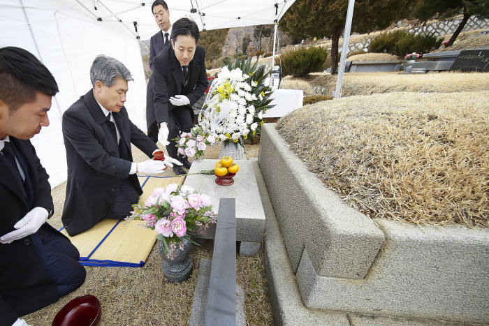 6일 경기 성남시 분당에 있는 메모리얼파크에서 윤종원 기업은행장(왼쪽 두 번째)이 故 강권석 은행장 묘소를 참배했다.