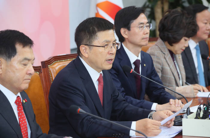 황교안 자유한국당 대표가 6일 국회에서 열린 최고위원회의에서 발언하고 있다. 연합뉴스