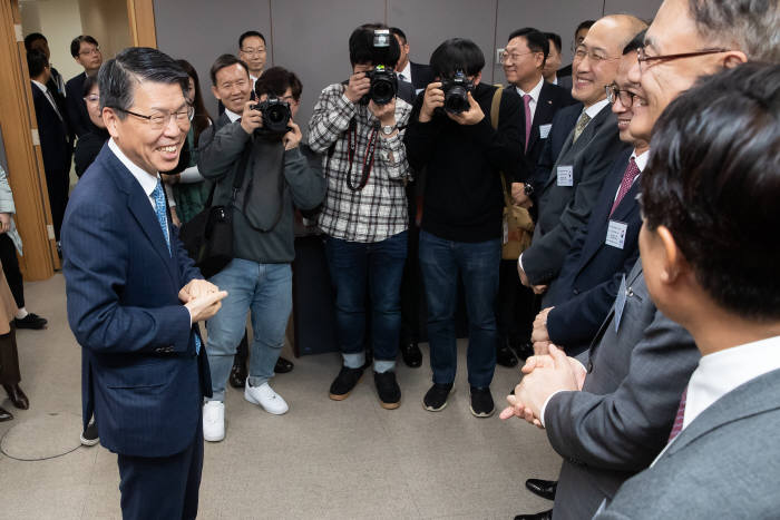 은성수 금융위원장은 7일 정부서울청사 금융위원회에서 금융투자업권 대표들이 참석한 가운데 금융투자업권 최고경영자(CEO) 간담회를 개최했다. 은성수 금융위원장이 간담회 참석자들과 인사를 하고 있다.