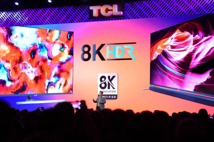 6일(현지시간) 미국 라스베이거스에서 열린 CES 2020 TCL 프레스 컨퍼런스에서 8K TV 출시계획을 발표하고 있다.