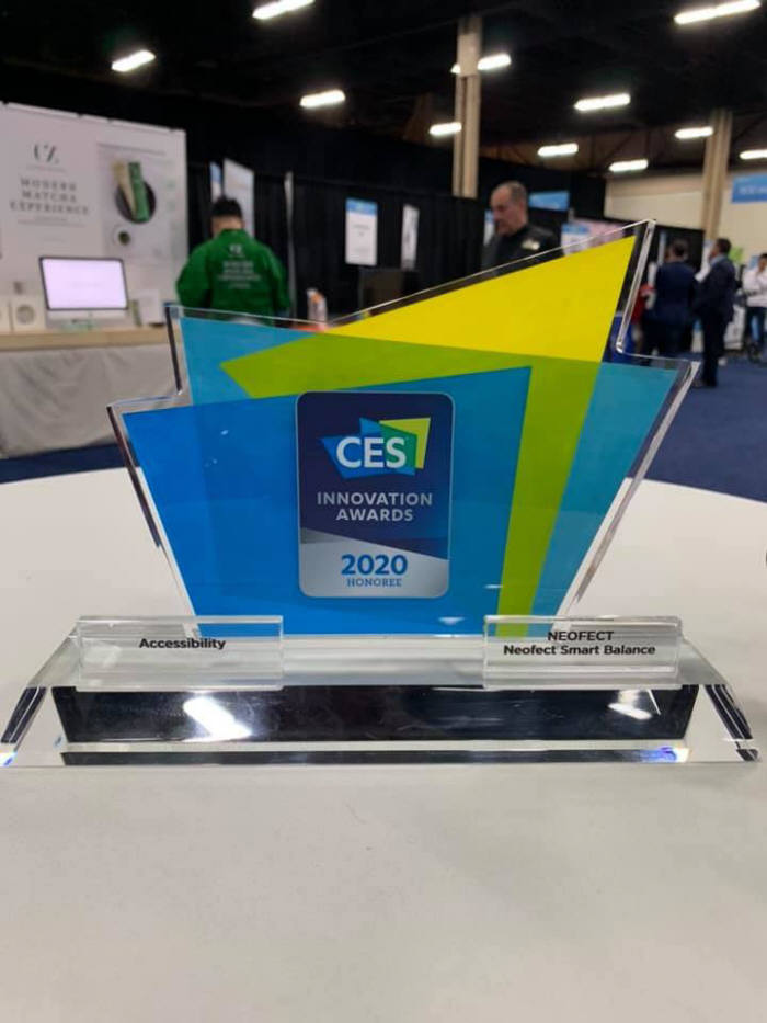 네오펙트 하지 재활 훈련기기 스마트 밸런스가 CES 2020 혁신상(CES 2020 Innovation Award)을 수상했다. (사진=네오펙트)