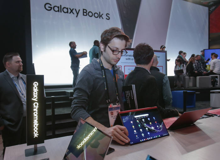 7일(현지시간) 미국 라스베이거스에서 열리는 세계 최대 전자 전시회 CES 2020에서 삼성전자 갤럭시 체험관을 방문한 관람객들이 갤럭시 크롬북(Galaxy Chromebook)을 체험하고 있다.
