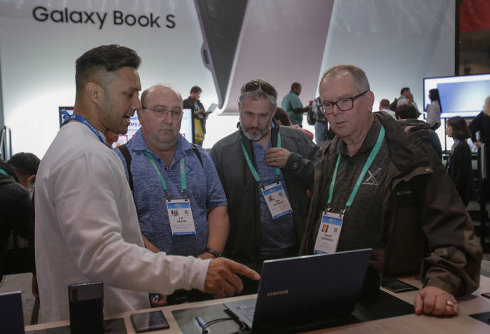 7일(현지시간) 미국 라스베이거스에서 열리는 세계 최대 전자 전시회 CES 2020에서 삼성전자 갤럭시 체험관을 방문한 관람객들이 갤럭시 북 플렉스(Galaxy Book Flex)를 체험하고 있다.