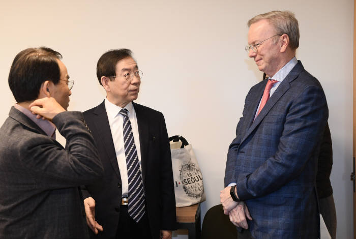 미국을 순방 중인 박원순 시장(사진 중앙)이 10일(현지시간) 스탠포드대에서 에릭 슈미트 전(前) 구글 회장(사진 오른쪽)과 면담하고 글로벌 혁신창업 Top5 도시를 향해 가고 있는 서울의 투자환경을 적극 세일즈 했다. 에릭 슈미트와 박 시장의 만남은 이번이 세 번째다. 에릭슈미트는 과거 박 시장 시장과의 만남에서 서울의 빅 팬을 자처하는 등 서울에 많은 관심과 애정을 갖고 있는 것으로 알려져 있다. 스타트업 글로벌 교류 프로그램인 구글 캠퍼스의 서울 설치를 주도하기도 했다. 사진=서울시