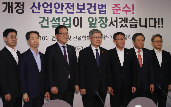 이재갑 고용노동부 장관(가운데)이 14일 서울 중구 한국프레스센터에서 열린 10대 건설사CEO 및 건설협회 건설재해 예방 간담회에서 참석자들과 기념촬영하고 있다. <연합뉴스>