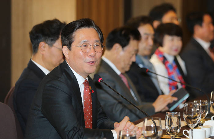 성윤모 산업통상자원부 장관이 15일 서울 서초구 팔래스강남호텔 체리룸에서 열린 중견기업연합회 회장단 간담회에 참석해 인사말을 하고 있다.