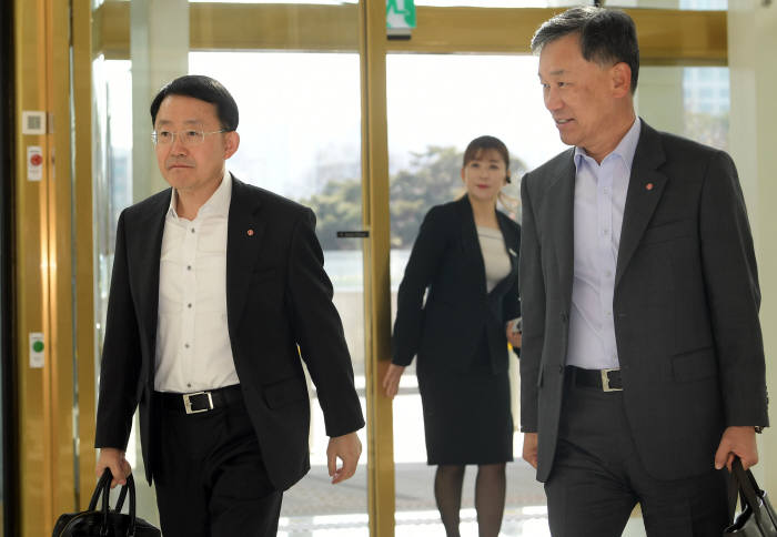 하석주 롯데건설 대표(왼쪽)가 회의장으로 향하고 있다.