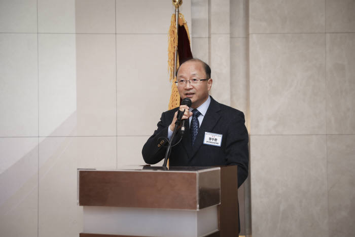 정수환 한국정보보호학회 신임 회장이 17일 오후 서울 양재동 엘타워에서 열린 2020년 신년인사회에서 개회사를 하고 있다. 한국정보보호학회 제공