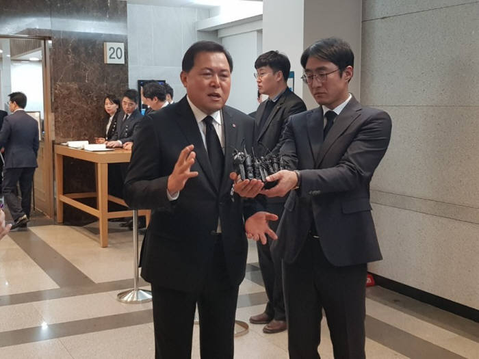 황각규 롯데지주 부회장이 20일 오후 3시께 고(故) 신격호 롯데그룹 명예회장 빈소가 마련된 서울 송파구 서울아산병원에서 취재진 질문에 답하고 있다./사진= 이주현 기자