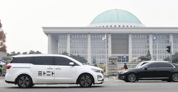 서울 여의도 국회 앞을 지나고 있는 타다 차량. 이동근기자 foto@etnews.com