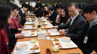 문 대통령, 세종청사 구내식당서 점심