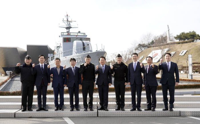 21일, 김광수 NH농협금융지주 회장(왼쪽 여섯번째)와 임직원들이 경기도 평택시 소재 해군 제2함대를 위문 방문하고 기념촬영을 하고 있다.