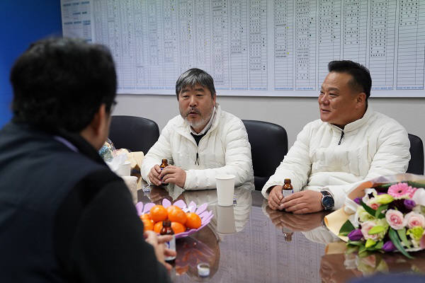 김동명 한국노동조합총연맹 신임 위원장(왼쪽)과 이동호 한노총 신임 사무총장이 대화하고 있다.