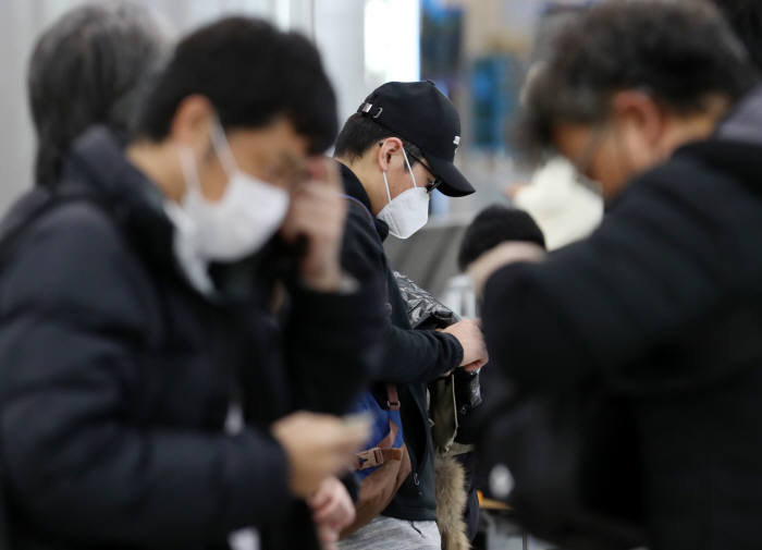 신종 코로나바이러스 감염증인 우한 폐렴 공포가 확산하는 가운데 28일 오전 김해국제공항에서 공항 이용객들이 마스크를 쓰고 있다. 연합뉴스