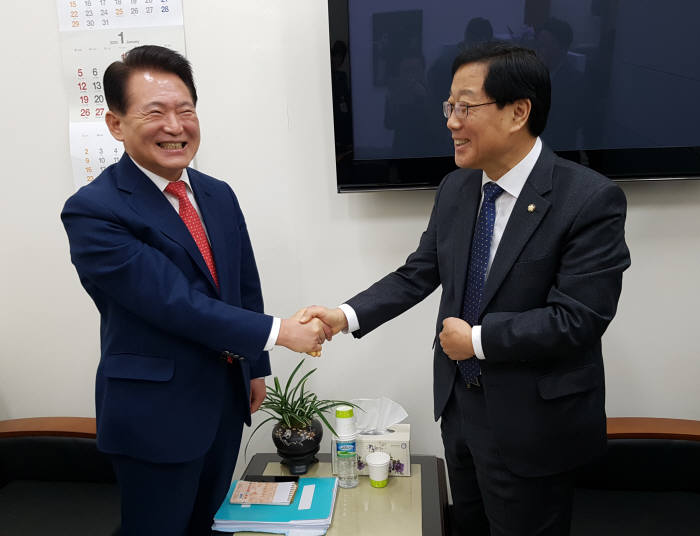 윤후덕 더불어민주당 원내수석부대표(오른쪽)와 김한표 자유한국당 원내수석부대표가 악수하고 있다. 연합뉴스