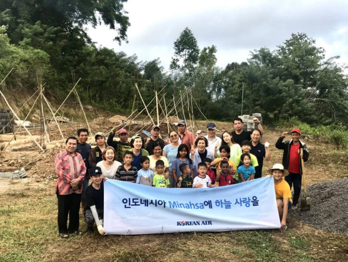 한항공 사내봉사단 사랑을 나누는 사람들(이하 사나사)이 22일부터 29일까지 인도네시아 술라웨시섬 톤다노 지역에서 지역 고아원 생활관 건축 봉사활동 등을 진행했다.