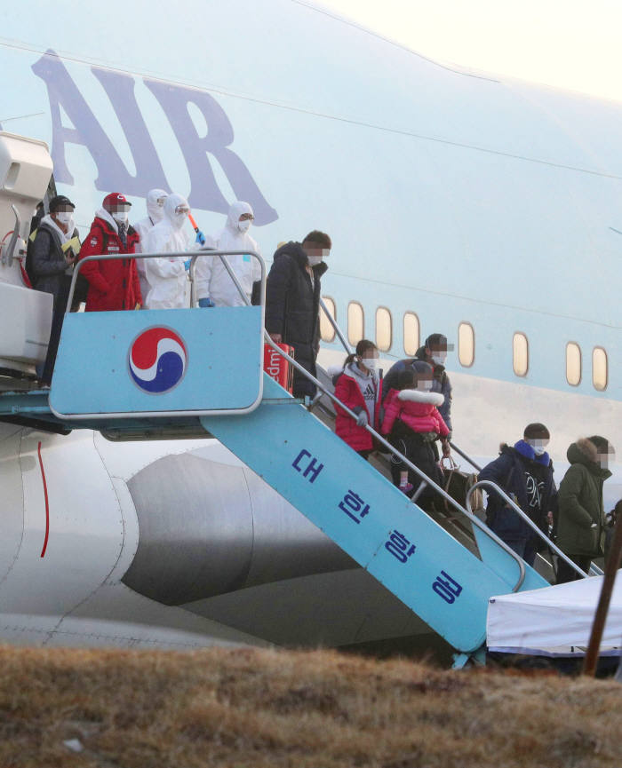 (서울=연합뉴스) 한종찬 기자 = 신종 코로나바이러스 감염증 발원지인 중국 후베이성 우한과 인근 지역에서 철수한 교민들이 31일 오전 김포국제공항에 도착, 대한항공 전세기에서 내리고 있다. 2020.1.31 saba@yna.co.kr