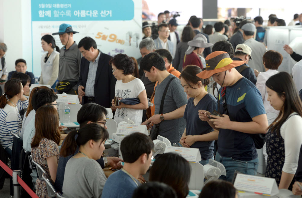 제19대 대통령선거 당시 서울역에서 시민들이 사전투표 등록을 하고 있다. 전자신문DB
