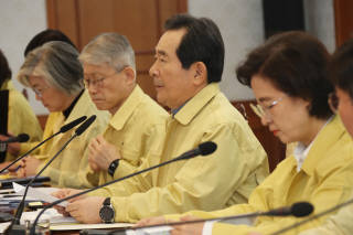 신종 코로나 대응회의에서 발언하는 정 총리