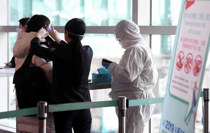 지난달 29일 인천국제공항 제1터미널 입국장에서 중국 텐진발 입국한 사람들이 검역을 받고 있다. 연합뉴스