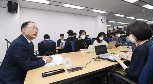 홍남기 부총리 겸 기획재정부 장관이 3일 정부세종청사 기재부 기자실에서 기자간담회를 하고 있다. [기획재정부 제공]