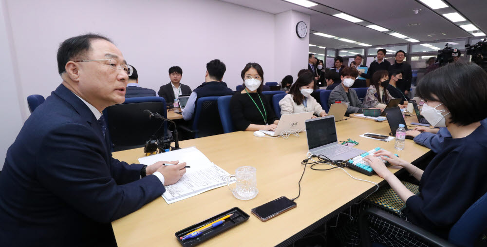 홍남기 경제부총리 겸 기획재정부 장관이 3일 오전 세종시 정부세종청사에서 열린 최근 경제 현안과 관련한 기자간담회에서 발언하고 있다. <연합뉴스>