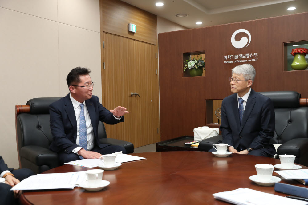 최기영 과학기술정보통신부 장관(오른쪽)은 3일 정상호 한국정보통신공사협회 중앙회장과 정보통신공사 업계 현안, 발전방향을 논의했다.