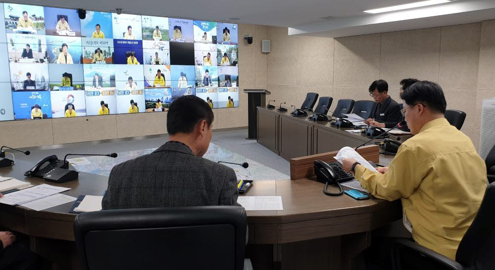 경기도는 3일 오후 경기도청에서 도 및 시·군, 도 공공기관, 전문가 자문단 등 관계자 50여명이 참여한 가운데 경기도 신종 코로나 바이스 감염증 대응 경제 TF 영상회의를 개최했다.