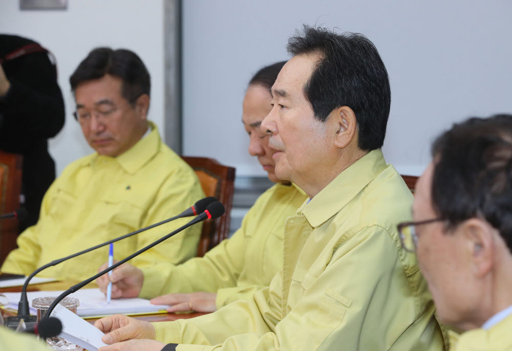 정세균 국무총리가 5일 국회에서 열린 신종 코로나바이러스 대응 고위협의회에서 발언하고 있다. <연합뉴스>