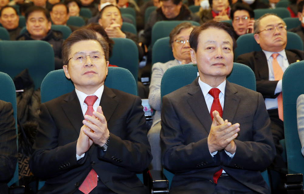 5일 오후 여의도 국회도서관에서 열린 미래한국당 중앙당 창당대회에 한선교 당 대표(오른쪽)와 황교안 자유한국당 대표가 참석해 있다.