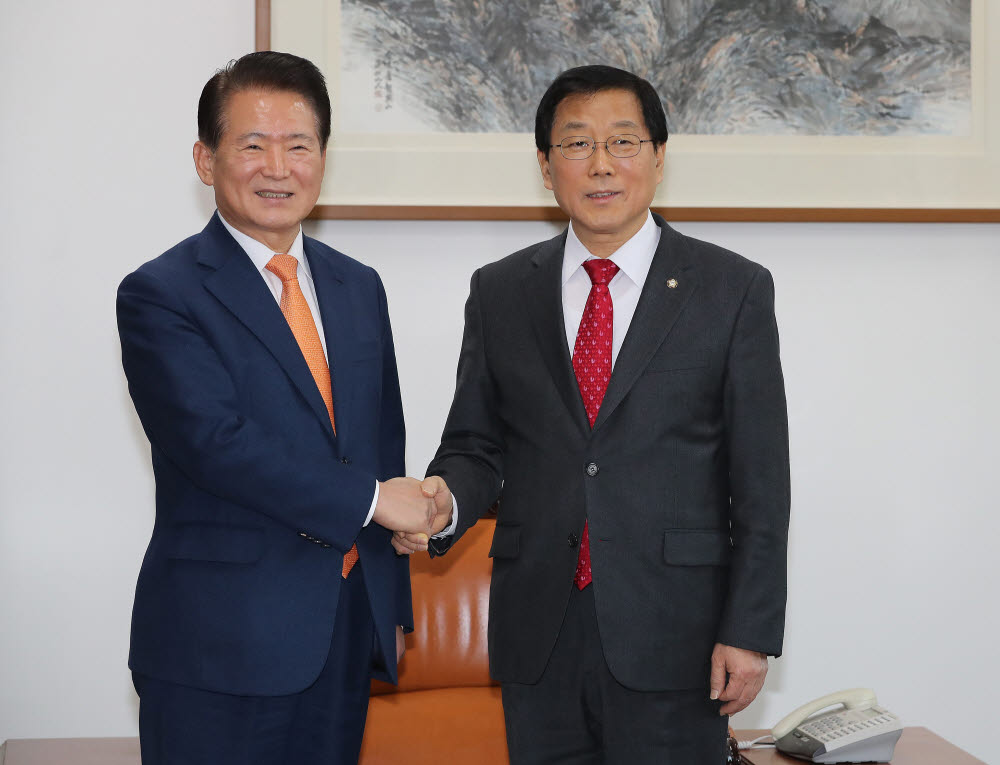 김한표 자유한국당 원내수석부대표(왼쪽)와 윤후덕 더불어민주당 원내수석부대표가 6일 오후 국회에서 만나 악수하고 있다. 연합뉴스