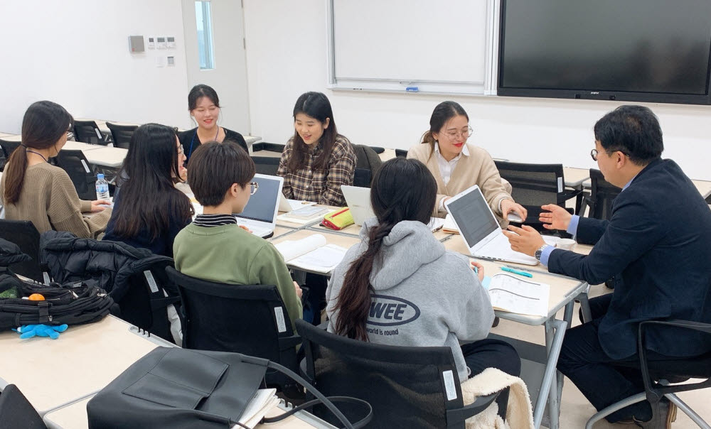 경북대가 지역선도대학육성사업으로 진행한 공공기관 오픈캠퍼스 프로그램 모습.