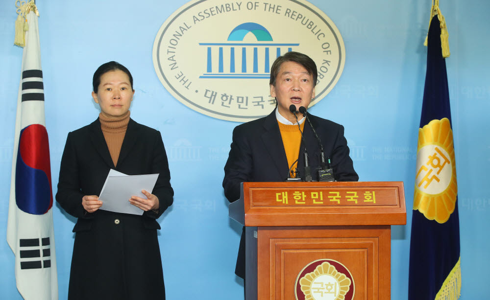 안철수 국민당 창당준비위원장이 11일 국회 정론관에서 사법정의 혁신방안을 발표하고 있다. 연합뉴스