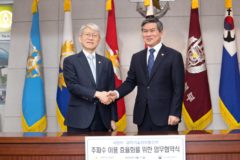 최기영 과학기술정보통신부 장관(왼쪽)과 정경두 국방부 장관이 11일 서울 용산 국방부에서 열린 주파수 이용 효율화를 위한 업무협약식에서 악수하고 있다.