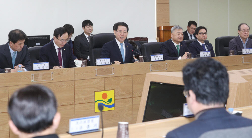 전라남도는 11일 올해 도정 최대 핵심과제 중 하나인 4세대 원형 방사광가속기를 한전공대와 연계해 유치하기 위한 용역 중간 점검회의를 개최했다.