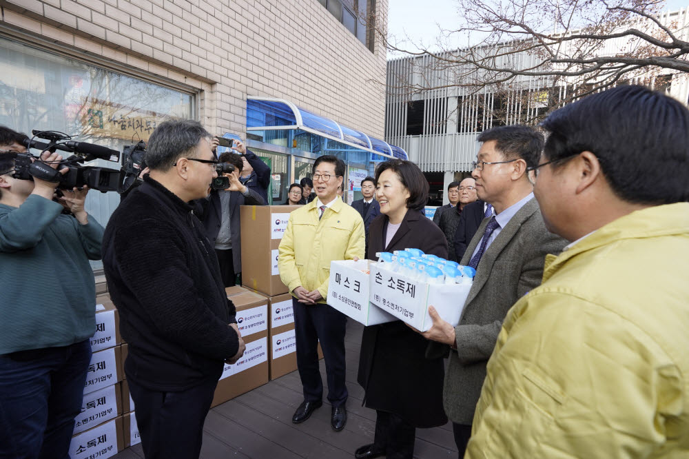 11일 박영선 중기부 장관이 충남 온양온천시장에서 구매한 물품들을 아산 소재 사회복지시설에 기부하고 있다.