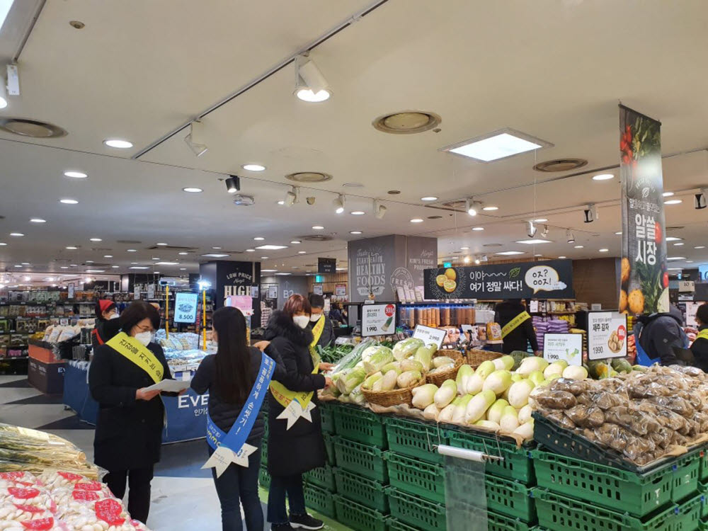 성남시 공무원들이 식중독균 등 안전성 검사를 위해 야탑동 K업소에서 수거대상 품목을 확인하고 있다.