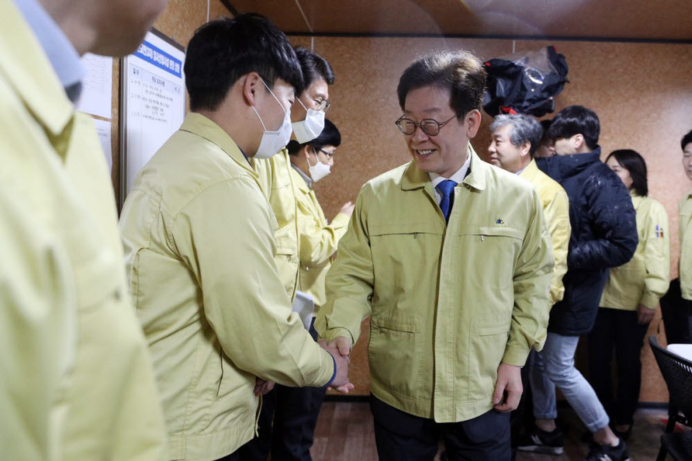 이재명 경기도지사(왼쪽 두 번째)가 국방어학원 입구에 설치된 경기도 현장상황실을 방문해 근무자를 격려하고 있다.