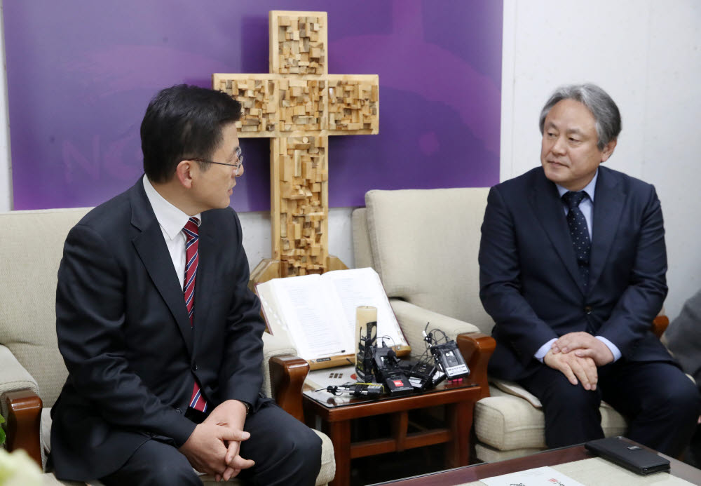 황교안 자유한국당 대표(왼쪽)와 이홍정 한국 기독교 교회 협의회(NCCK) 총무가 12일 오후 서울 종로구 한국기독교회관에서 대화를 나누고 있다. <사진=연합뉴스>