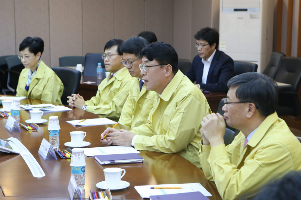 이명호 한국예탁결제원 사장(앞줄 왼쪽 네번째)이 회의를 주재하고 있다. (사진=한국예탁결제원)