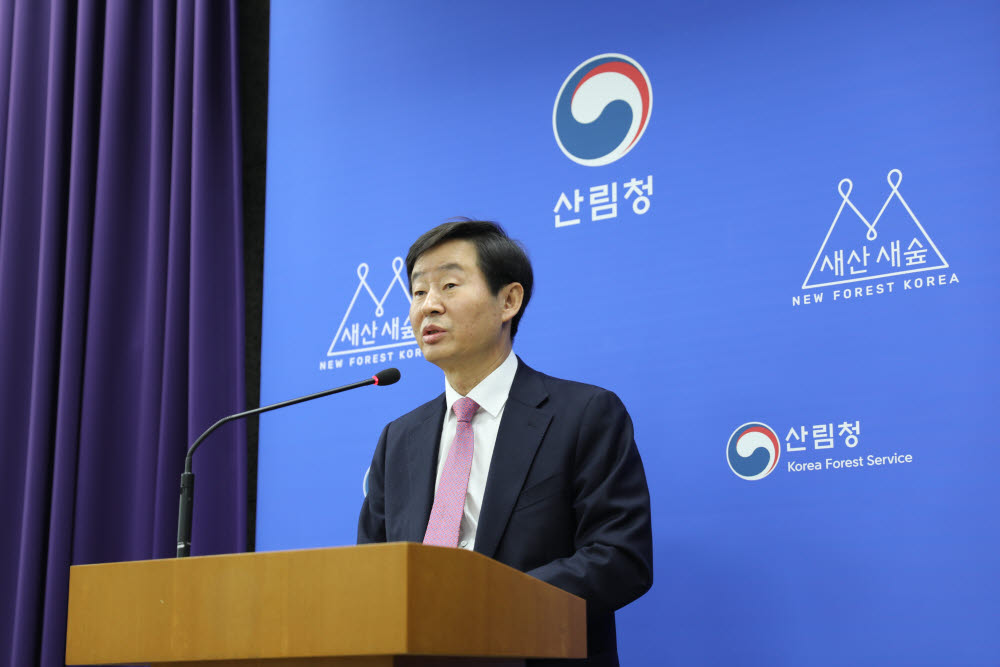 19일 이창재 한국산림복지진흥원장이 정부대전청사 기자실에서 2020년 한국산림복지진흥원 주요업무계획을 설명하고 있다.