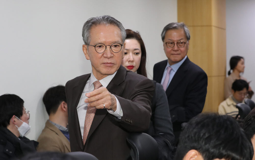 김형오 미래통합당 공천관리위원장이 19일 오후 지금까지의 공천심사 결과를 발표하기 위해 서울 여의도 국회 의원회관 간담회실에 들어서고 있다. <사진=연합뉴스>