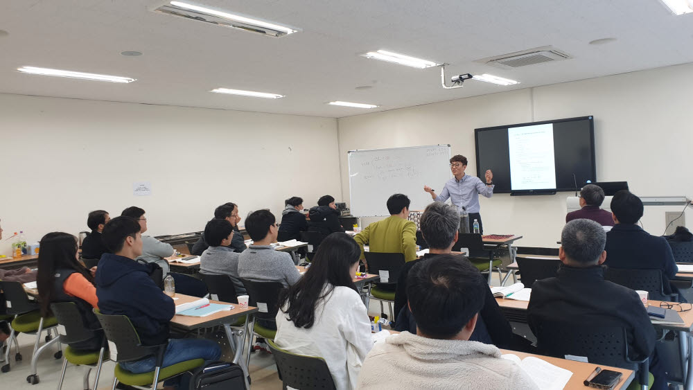 한국탄소융합기술원의 탄소·복합재 분야 전문인력양성 과정 운영 모습.