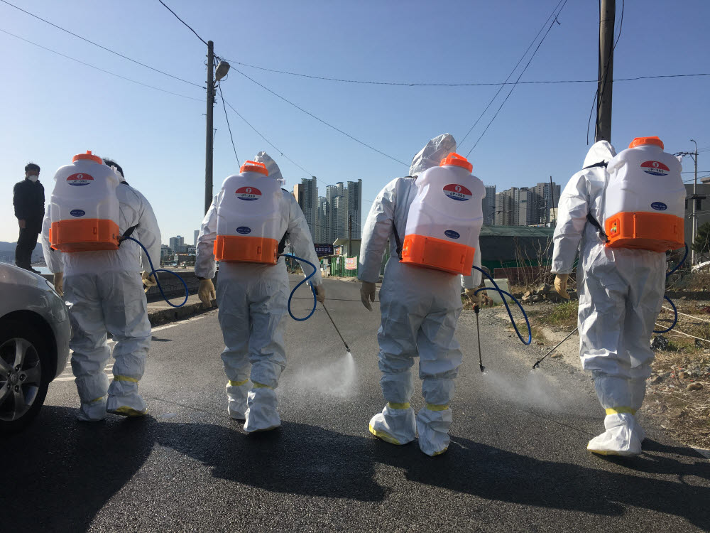 (울산=연합뉴스) 울산시 북구는 보건소 방역단과 동 방역단이 방역 활동을 강화하고 있다고 25일 밝혔다. 지난 24일 방역단이 북구 강동동 일대를 소독하고 있다. 2020.2.25 [울산시 북구 제공. 재판매 및 DB 금지] yongtae@yna.co.kr