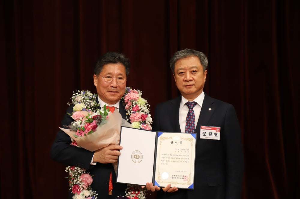 류재선 한국전기공사협회 회장(왼쪽)이 문원호 중앙선거관리위원장으로부터 당선증을 전달받고 있다.