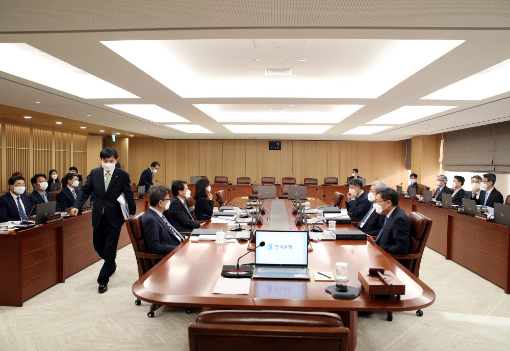 이주열 한국은행 총재가 27일 서울 중구 한국은행에서 열린 금융통화위원회에 참석하고 있다.